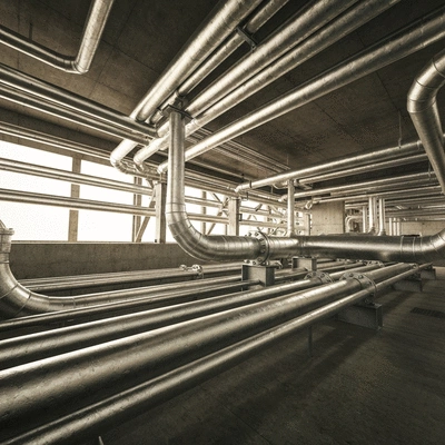 Tuyauterie galvanis&eacute;e install&eacute;e avec des supports robustes dans un environnement industriel, aucun texte